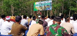 Ratusan Masyarakat Kumpeh Ulu Bersama TNI-POLRI Gelar Sholat Istisqo