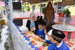 Hobi Membaca, Yunninta Koleksi Ratusan Buku dan Punya 3 Kartu Pustaka