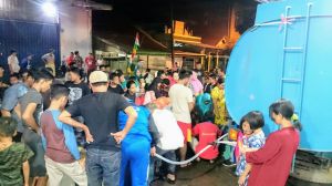 Bahu-membahu Polres Tanjabbar, Yayasan Budhi Luhur dan AM Muntialo Salurkan Bantuan Air ke Warga 