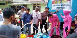 Bhayangkari Polres Tanjab Barat Bersama Yayasan Budhi Luhur dan AM Bagikan Air Bersih untuk Warga