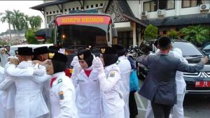 Usai Menurunkan Bendera Pusaka di Kantor Gubernur Jambi, Tangisan Para Paskibra Pecah