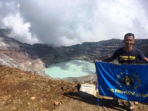 HUT RI ke-74 Tahun, Pataka PWI Provinsi Jambi Berkibar di Puncak Gunung Dempo