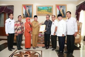 KPU Provinsi Serahkan Caleg Terpilih DPRD Provinsi Jambi ke Gubernur Jambi 