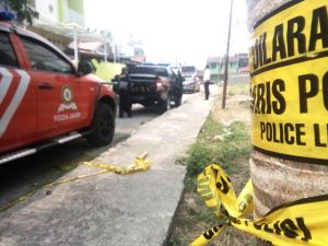 Tim Labfor dan Inafis Polda Jambi Periksa Setiap Jengkal Ruang Bangunan Ledakan