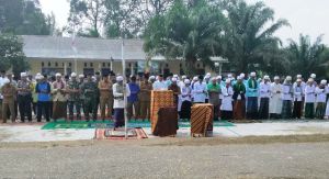 Babinsa Muara Bulian Bersama Masyarakat Shalat Minta Hujan