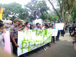Mahasiswa UIN Datangi Kejati Desak Tangkap Rektor UIN