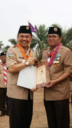 Adirozal Terima Penghargaan Lencana Melati dari Kwarnas