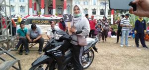 Dapat Hadiah Utama Motor di Semarak HUT RI di Gubernuran, Staf SMAN 12 Ini Kelilingi Lapangan