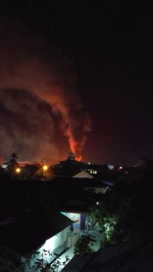 BREAKING NEWS: Tungkal Membara Malam Ini Sijago Merah Ngamuk di Gang Kelinci 