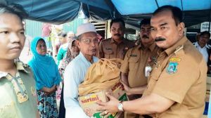 Wabup Serahkan Bantuan Korban Kebakaran Gg. Kelinci