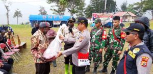 Ilaga Kondusif, Binmas Noken Polri dan Warga Gelar Bakar Batu di Distrik Gome Kabupaten Puncak