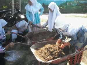 SMP Islam Asy’ariyah Produksi Pupuk Organik Tandan Kosong Kelapa Sawit (POTKKS)