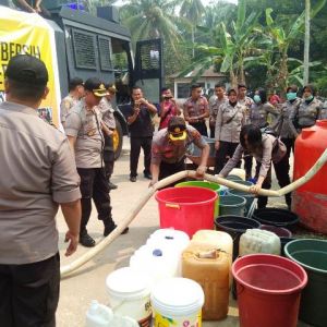 Alami Kekeringan, Kapolres Merangin Bagi Bagi Air Bersih
