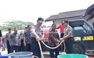 Polda Jambi Bagikan Ribuan Liter Air Bersi ke Warga Tangkit