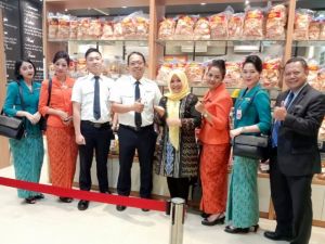 Sampaikan Rasa Terima Kasih, Yunninta Bawa Pilot dan Crew Pesawat Makan Pempek