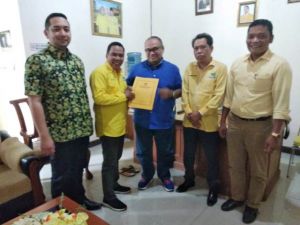 Plt Ketua DPD Golkar Provinsi Jambi Serahkan SK Mazlan Jadi Jadi Ketua DPRD Tebo
