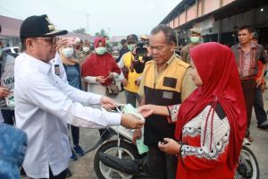 Fachrori Bagikan 5.000 Masker kepada Masyarakat dan Pedagang Angso Duo