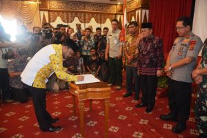Tandatangani Komitmen Atasi Karhutla  Bersama Bupati dan Walikota, Ini Langkah yang Diambil Gubernur