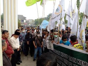 Ratusan Massa Aliansi Petani Geruduk Kantor DPRD Provinsi Jambi Tolak RUU Pertanahan