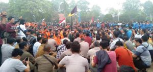 Ditemui Edi Purwanto, Mahasiswa Minta Gubernur Jambi Juga Hadir