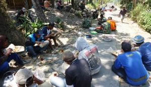 Makan Nasi Bungkus Bersama Warga Tak Jadi Soal Bagi TNI