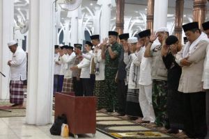 Kepala BNPB bersama Pangdam II/Swj dan OPD Sholat Istisqo di Masjid Agung Al Falah