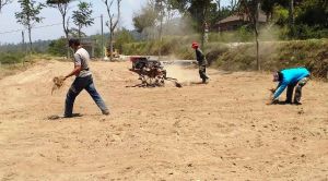 Warga Bantu Penyiapan Lokasi Upacara Pembukaan TMMD