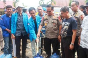 Mahasiswa UIN Bersama Polda Jambi Bagikan Air Bersih di Kumpeh Ulu