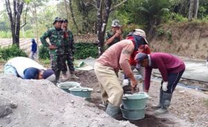 Tak Ada Sekat, TNI dan Warga Gotong Royong di Lokasi TMMD