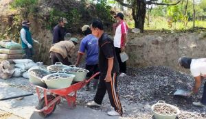 TNI dan Warga Terus Pacu Semangat Untuk Selesaikan Pengecoran Jalan