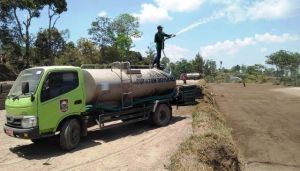 Agar tak Berdebu, Lapangan Upacara TMMD Disemprot Air