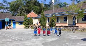 Jalan Dibangun TNI, Berangkat Sekolah Jalanan Tidak Lagi Berdebu