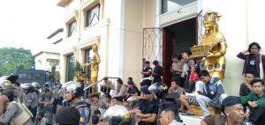 Brimob Tiba di DPRD Provinsi Jambi, Suasana Aksi Mahasiswa Mencair