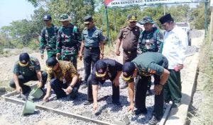 Wagub Yasin Maimoen Letakan Batu Pertama di Pengecoran Jalan TMMD