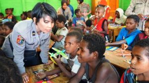 Binmas Noken Polri dan Tim Trauma Healing Polda Papua Sentuh Anak Woma Wamena