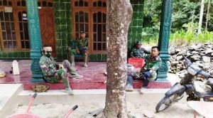 Manfaatkan Istirahat, TNI Satgas Saling Berbagi Pengalaman