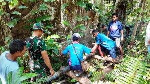 Warga Kesulitan Air, Pos Dafala Satgas Pamtas Yonif Raider 142/KJ Perbaiki Pipa Warga