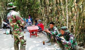 Lomba Cari Signal di Saat Istirahat Kerja TMMD