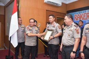 Kapolda Beri Penghargaan Kepada Polres Tanjabbar dan Muaro Jambi