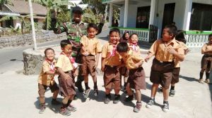 Semaraknya Suasana SDN Sangup Saat Dikunjungi TNI
