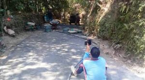 Usir Kejenuhan Bekerja di Lokasi TMMD Dengan Bermain HP