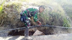 Serda Zaenal Yang Harus Patroli Selang Air di Lokasi TMMD
