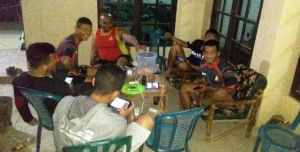 Usir Kejenuhan Malam, Satgas TMMD Kumpul dan Ngobrol Bareng