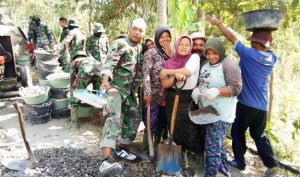 Satgas Dan Warga Ciptakan Kenangan Dengan Ber Swafoto