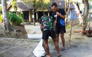 Anggap Rumah Sendiri, Anggota Satgas Bantu Bersih-Bersih Halaman