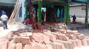 TNI Datangkan Genteng Bekualitas Untuk Merehab Rumah Warga