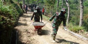Main Kuda Angkong Saat Pengecoran Jalan Sampai di Tanjakan