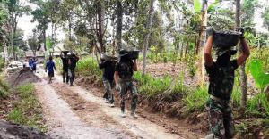 Akhirnya, Sejumlah TNI Satgas TMMD Terbiasa Panggul Material