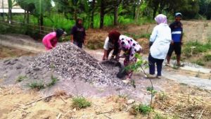 ''Usai Memasak, Langsung ikut Gotong Royong di Lokasi TMMD''