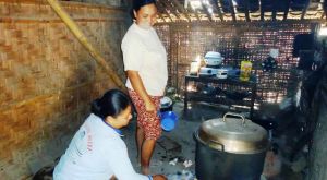 Sibuk Memasak Untuk Warga dan TNI SaTgas